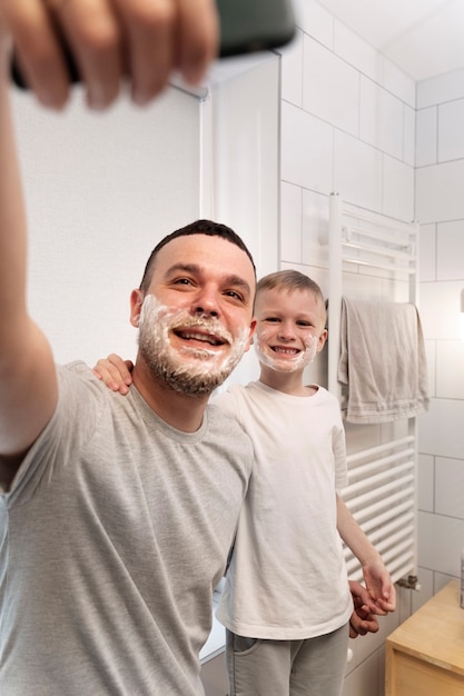 無料写真 お父さんが息子に剃る方法を教えている