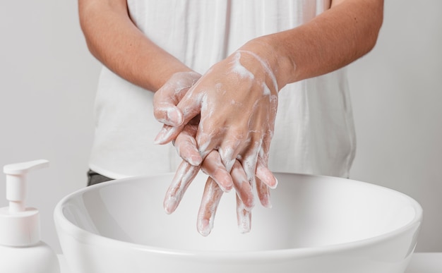 Бесплатное фото Глубокая очистка рук водой с мылом