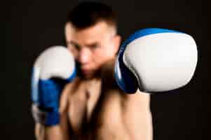 Бесплатное фото Расфокусированный боксер с защитными перчатками