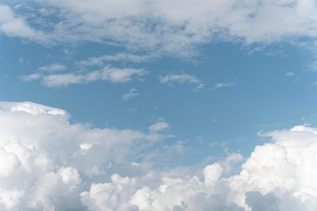 Бесплатное фото Различные формы облаков в небе