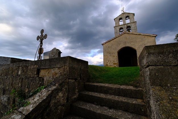 Foto gratuita drammatico cimitero lunatico prima della tempesta, in europa, croazia