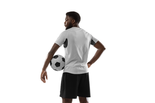 Бесплатное фото Динамический. молодой африканский человек, тренировка футболиста мужского пола изолирована.