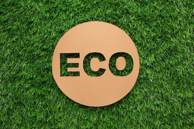 Бесплатное фото Эко знак на траве