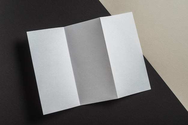 Бесплатное фото Повышенный вид сложенной белой бумаги для брошюры