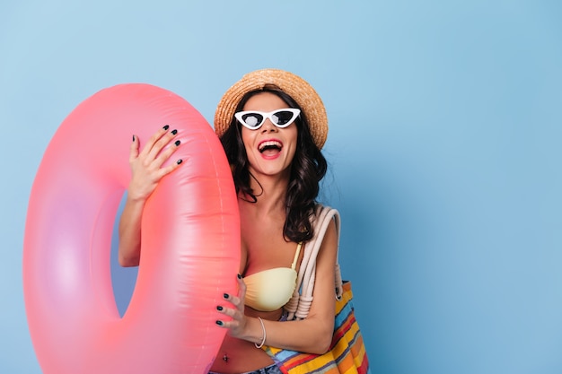 Free photo excited lady in sunglasses holding swimming circle