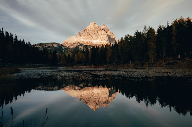 Бесплатное фото Фантастический пейзажный вид на горный хребет доломиты, отражающийся на спокойном альпийском озере в италии