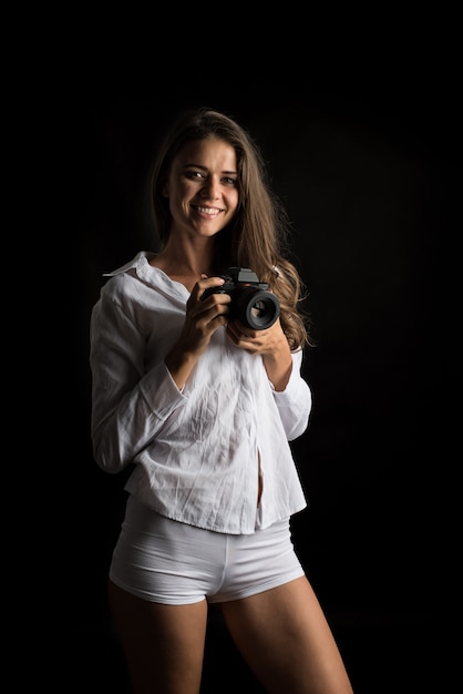 Бесплатное фото Мода портрет молодой женщины фотограф с камерой