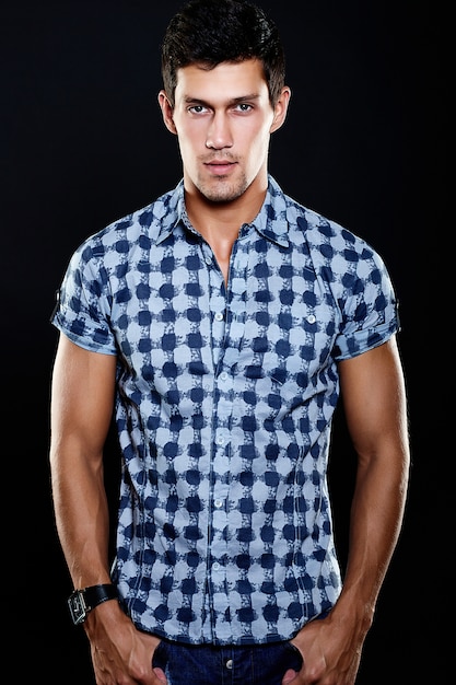 Free photo fashion portrait of young caucasian man. handsome model in casual clothes posing in studio. attractive male
