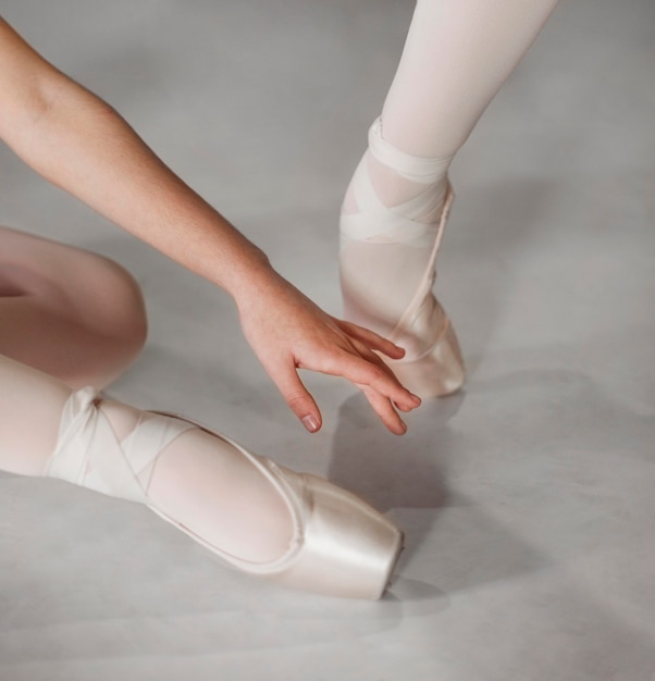 Бесплатное фото Танцовщицы балета тренируются вместе в пуантах