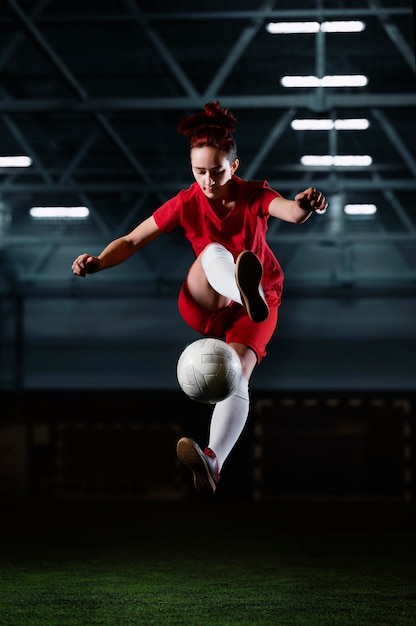 Бесплатное фото Женский футболист ногами мяч