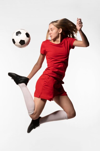 Женский футболист ногами мяч