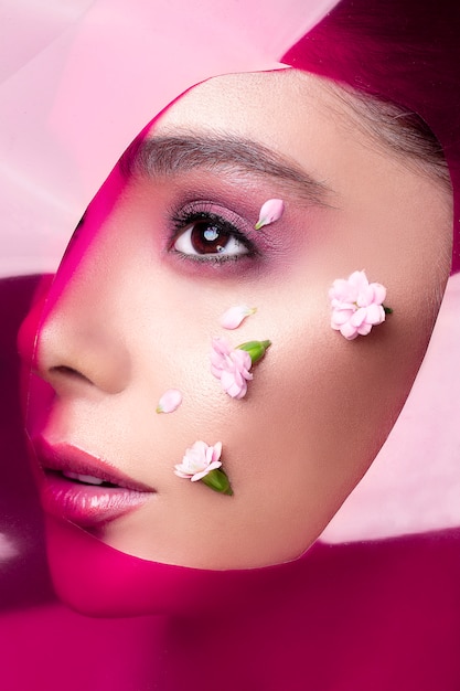 Бесплатное фото Женская модель носить розовый блеск для губ и теней для век