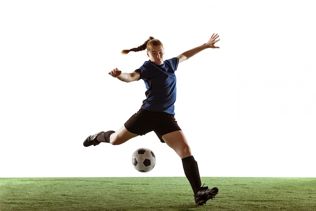 Женский футбол, футболист ногами мяч, обучение в действии и движения, изолированных на белом фоне