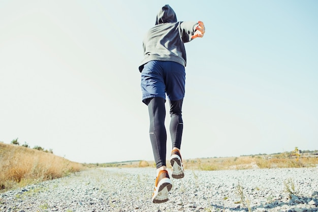 무료 사진 마라톤 달리기를 위해 달리는 근육질의 남자 선수 훈련 트레일