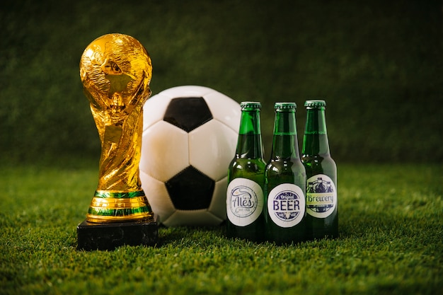 Футбольный фон с пивом и трофеем