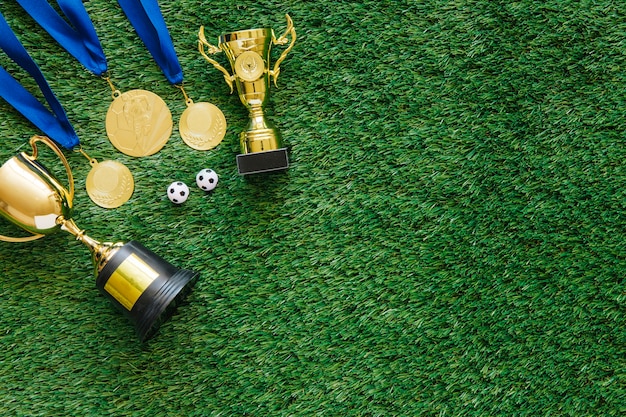 Бесплатное фото Футбольный фон с медалями и трофеями