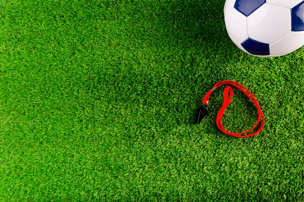 Бесплатное фото Футбольная композиция с copyspace и футболом