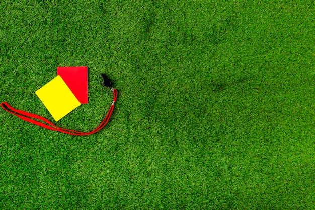 Бесплатное фото Футбольная композиция с красными и желтыми карточками