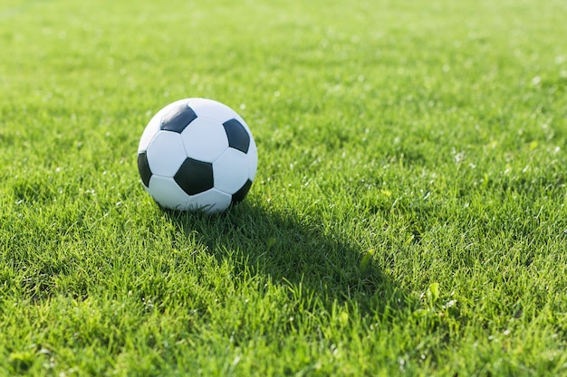 Футбол в траве с тенью