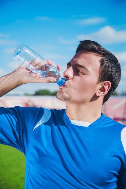 Футболист пьет воду