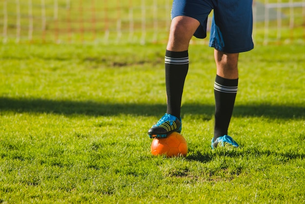 Футболист ставит ногу на мяч