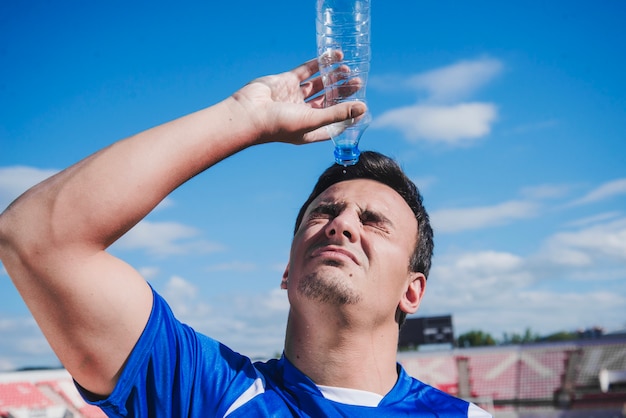 Футболист освежится водой