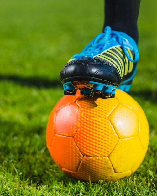Бесплатное фото Футбольная обувь и мяч