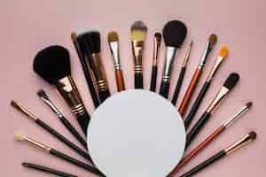 Free photo flat lay arrangement with make-up brushes