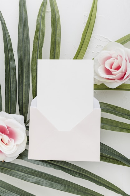 Бесплатное фото Плоская планировка свадебного приглашения с розами