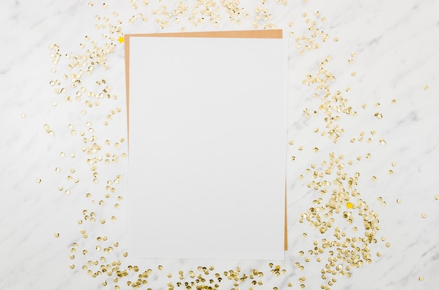 Бесплатное фото Плоский бумажный макет с золотым конфетти