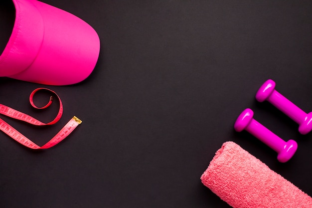 Бесплатное фото Плоская розовая спортивная эстетика с темным фоном