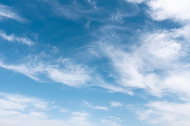 Бесплатное фото Пушистые облака на ветреном небе