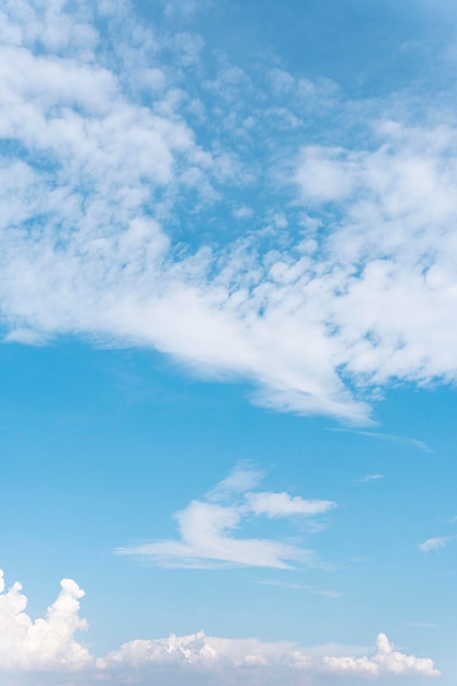 Бесплатное фото Пушистые облака видно из самолета