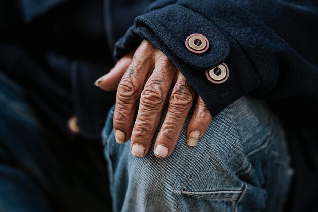 Вид спереди руки истощенного бездомного человека