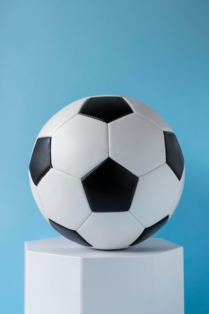 Бесплатное фото Вид спереди футбола и шестиугольной формы
