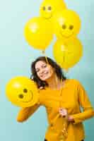 Бесплатное фото Вид спереди улыбается женщина с воздушными шарами
