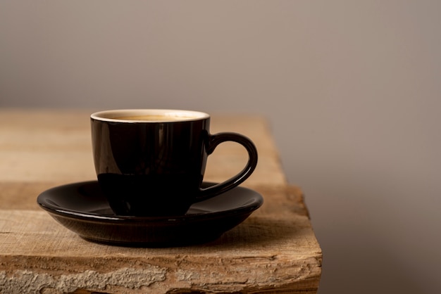 Бесплатное фото Вид спереди чашка кофе на деревянный стол