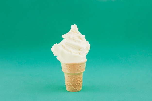 Бесплатное фото Кремовое мороженое спереди