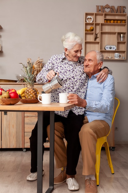 Бесплатное фото Вид спереди старший мужчина и женщина на кухне