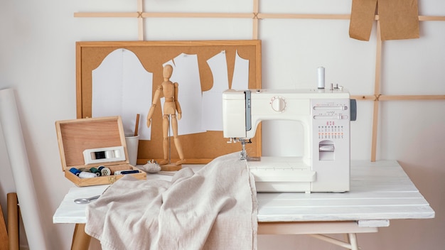 Вид спереди ателье пошива со швейной машиной