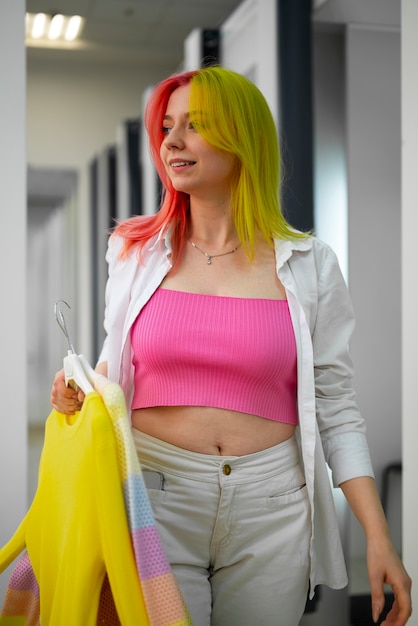 Бесплатное фото Женщина, вид спереди, делает покупки в торговом центре