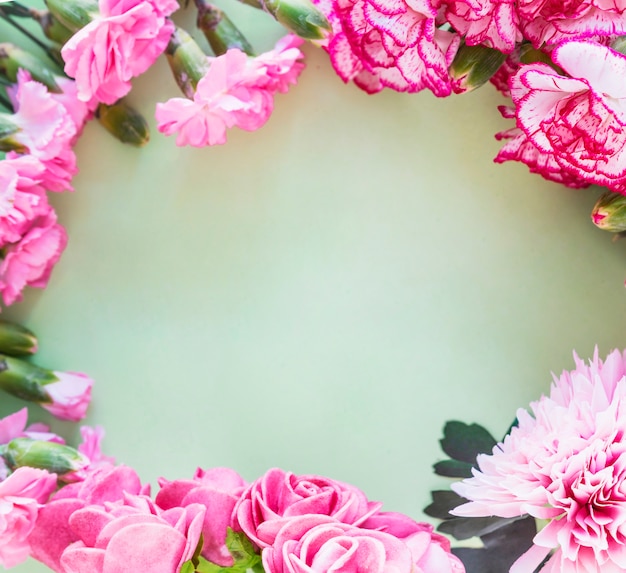 Бесплатное фото Каркас из розовых цветов на столе