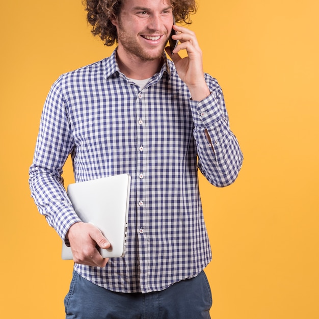 Free photo freelance concept with man making phone call