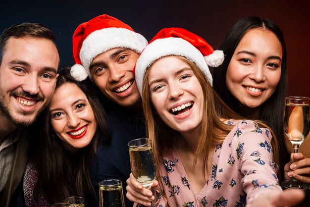 Друзья держат бокалы с шампанским на новый год
