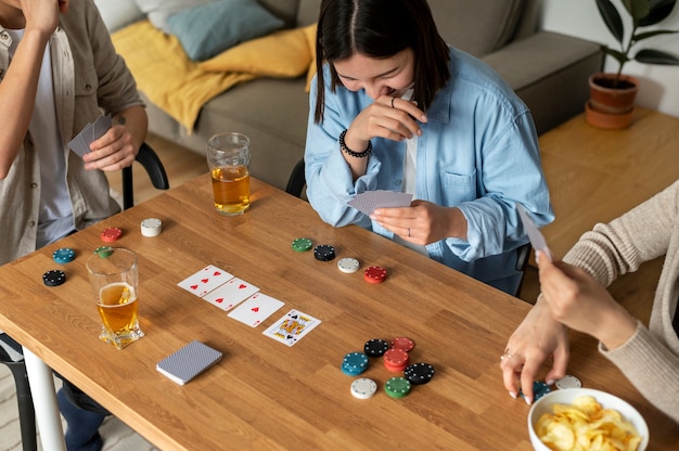 Бесплатное фото Друзья вместе играют в покер