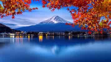 무료 사진 아침에 후지산과 가와구치 코 호수, 일본의 야마 나치에서 가을 시즌 후지산.