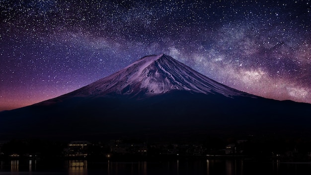 Бесплатное фото Гора фудзи с млечным путем ночью.