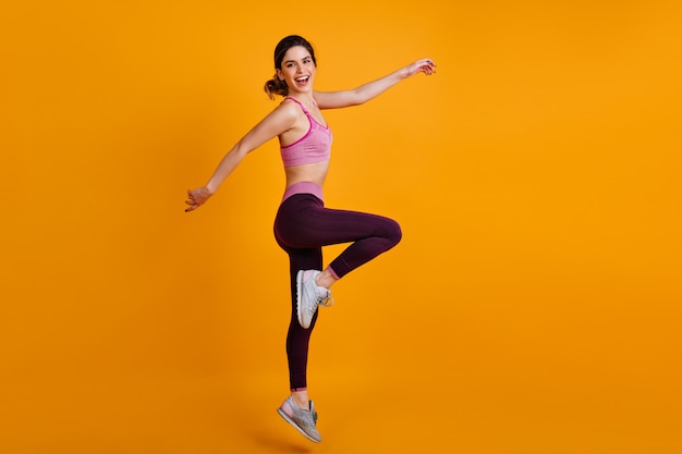 Бесплатное фото Портрет танцующей спортивной женщины в полный рост