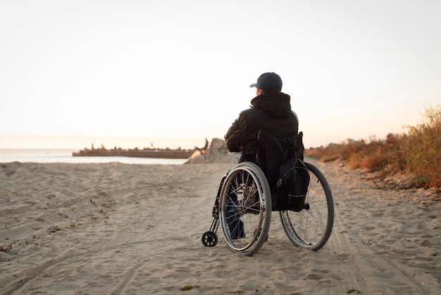 무료 사진 해변에서 풀 샷 장애인 남자
