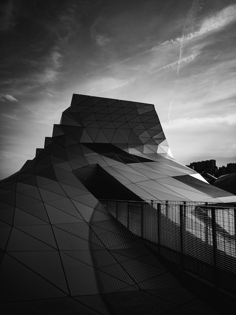 Foto gratuita edificio moderno geometrico in bianco e nero
